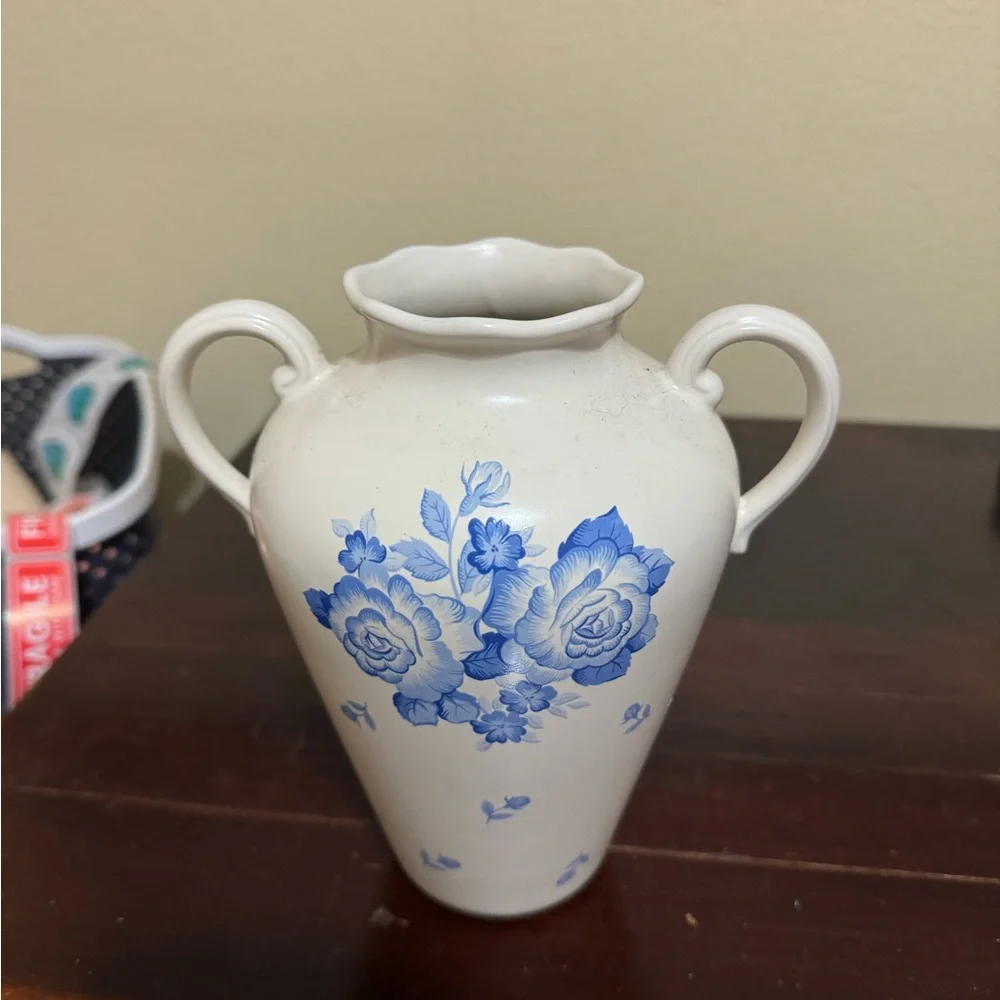Crowning Touch Cream Color Two Handle Vase Somerset Garden Blue Flower Japan
